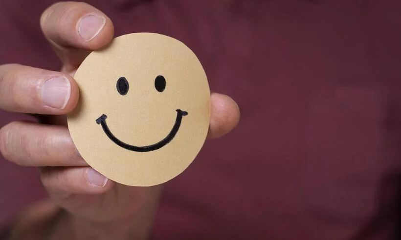 Entenda a Positividade Tóxica e Impactos na Saúde no Dia Internacional da Felicidade